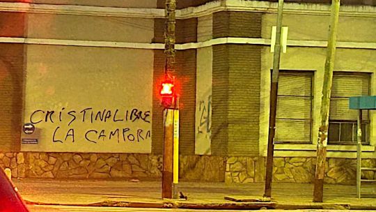 "Cristina libre": Julián Álvarez denunció que usan pintadas falsas de La Cámpora para ensuciar su gestión en Lanús