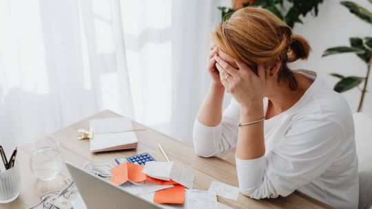 La economía cotidiana sigue en rojo: empleo y salarios preocupan más que la inflación