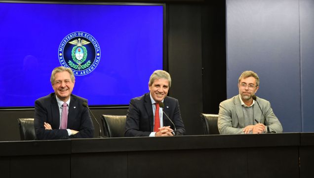 Luis Caputo, José Luis Daza y Federico Furiase en conferencia de prensa