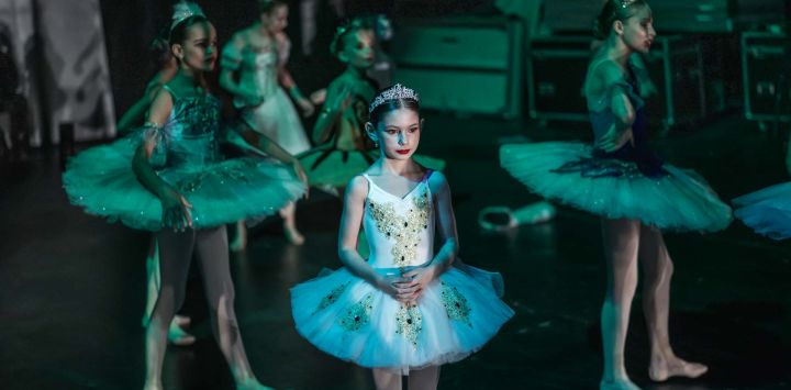 Bailarines ensayan para la 13.ª edición del Concurso Internacional de Ballet de Sudáfrica en el Teatro Artscape de Ciudad del Cabo.