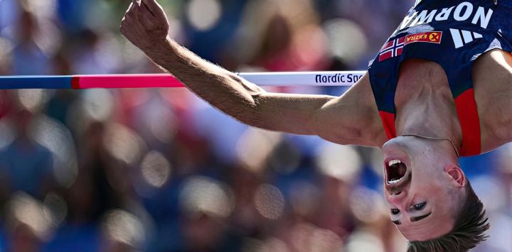 El noruego Erlend Bolstad Raa compite en la prueba clasificatoria de salto de altura masculino durante el Campeonato Europeo de Atletismo en el Estadio Alexander de Birmingham, Inglaterra.