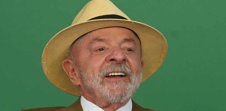 El presidente brasileño, Luiz Inácio Lula da Silva, asiste a la ceremonia de firma del proyecto de ley que amplía el plazo para utilizar los recursos del Fondo de Garantía por Tiempo de Servicio en operaciones de crédito para hospitales benéficos e instituciones sin fines de lucro que operan dentro del Sistema Único de Salud, en el Palacio de Planalto en Brasilia, Brasil.
