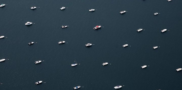 Esta fotografía aérea muestra embarcaciones amarradas en la bahía de Arcachon, en el suroeste de Francia.
