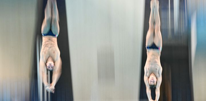 Los clavadistas italianos Simone Conte y Raffaele Pelligra compiten en la final de saltos sincronizados desde plataforma de 10 metros masculinos durante el Campeonato Europeo de Natación LEN, en el Centro Acuático Olímpico de Saint-Denis, en las afueras del noreste de París, Francia.
