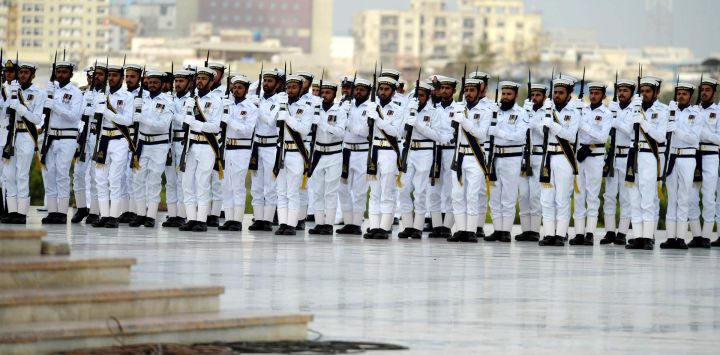 Personal militar pakistaní asiste a una ceremonia para celebrar el Día de la Independencia de Pakistán, en la ciudad portuaria de Karachi, en el sur de Pakistán.