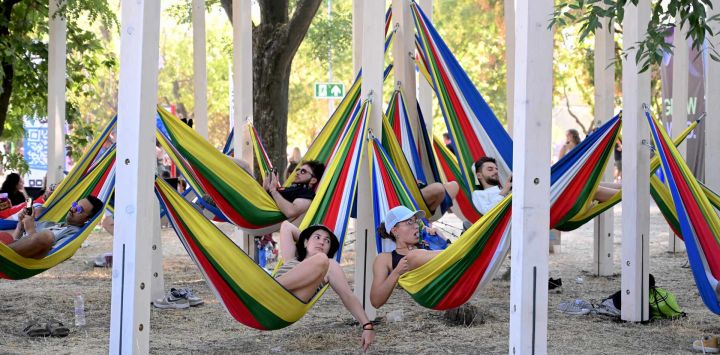 Personas se relajan en coloridas hamacas durante el Festival Sziget en la isla de Óbuda, en Budapest, Hungría.