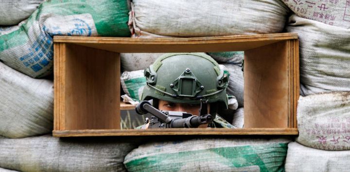 Reservistas militares taiwaneses toman posiciones de tiro durante un simulacro de combate en el condado de Chang-Hua.