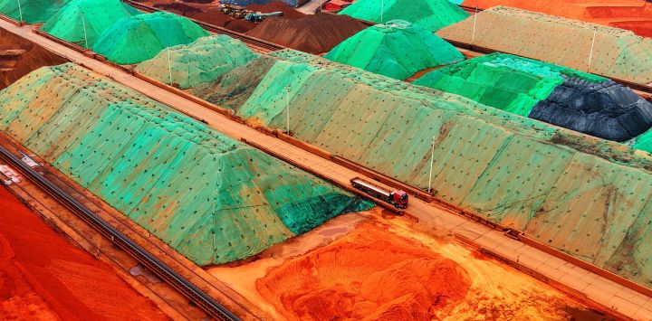 Se observa mineral de hierro importado en la terminal de mineral del puerto de Qingdao, en la provincia de Shandong, al este de China.