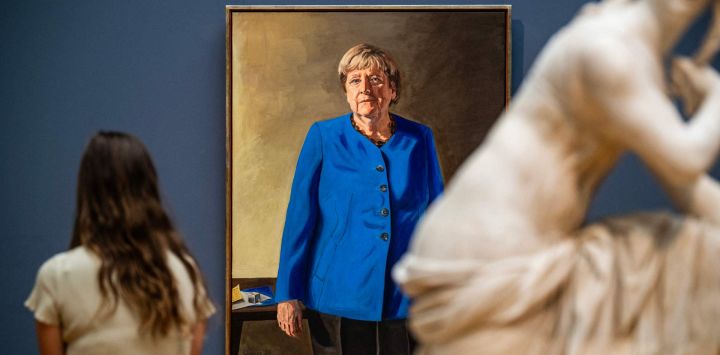 Un visitante observa el cuadro «Retrato de la excanciller federal Angela Merkel», del artista franco-alemán Jeremie Queyras, expuesto en el Museo Bode de Berlín.