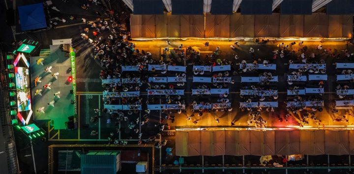 Vista aérea tomada con un dron de personas disfrutando de alimentos y bebidas y observando una presentación en un festival de la cerveza, en la ciudad de Jiande de la provincia de Zhejiang, en el este de China.