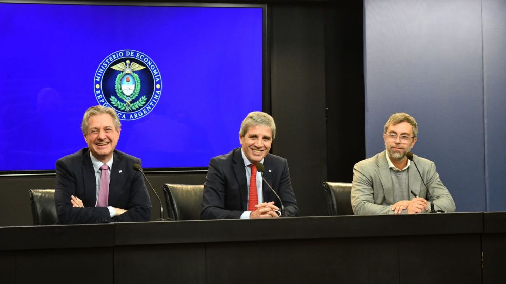 Luis Caputo, José Luis Daza y Federico Furiase en conferencia de prensa