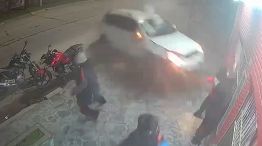 Camioneta volcó y chocó contra un almacén en Mar del Plata