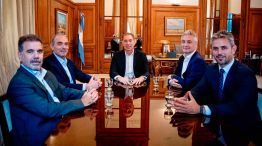 ROSCA INAUGURAL. Santilli se sentó en la cabecera de una mesa de negociación donde participarán, hasta donde los dejen, Fernando De Andreis por Macri, frente a los primos Menem y Cristian Ritondo. 