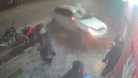 IMÁGENES SENSIBLES: camioneta chocó y atropelló a varias personas en la vereda (mató a una) en Mar del Plata