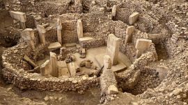 Descubrimiento revolucionario en Göbekli Tepe: de primer templo de la humanidad a aldea milenaria con centros monumentales