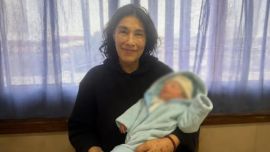 Mabel, la mamá de 62 años de San Nicolás, se fue de alta a casa con su bebé David