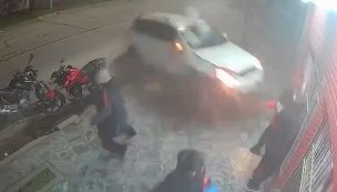 Camioneta volcó y chocó contra un almacén en Mar del Plata
