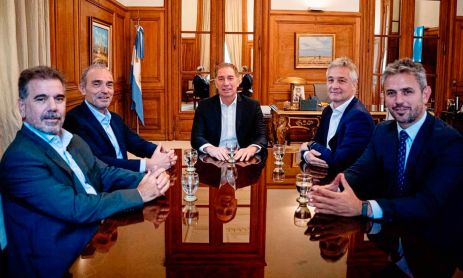 ROSCA INAUGURAL. Santilli se sentó en la cabecera de una mesa de negociación donde participarán, hasta donde los dejen, Fernando De Andreis por Macri, frente a los primos Menem y Cristian Ritondo. 