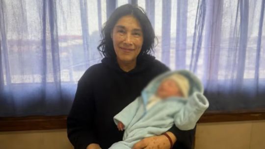 Mabel, la mamá de 62 años de San Nicolás, se fue de alta a casa con su bebé David