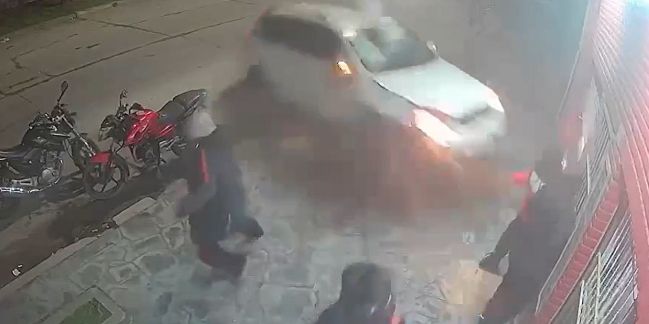 Camioneta volcó y chocó contra un almacén en Mar del Plata