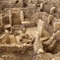 Descubrimiento revolucionario en Göbekli Tepe: de primer templo de la humanidad a aldea milenaria con centros monumentales