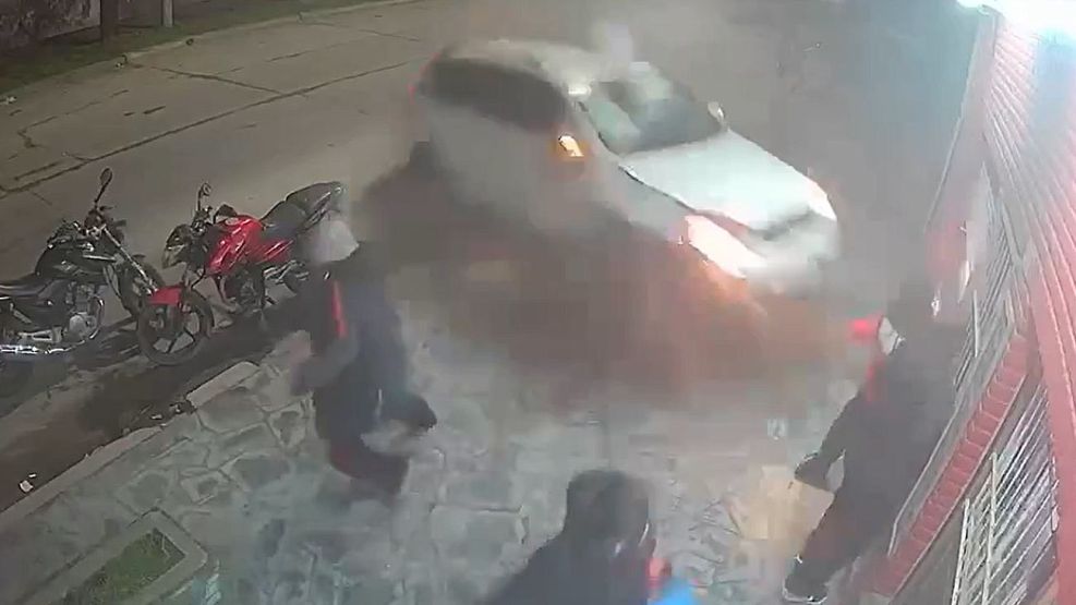 Camioneta volcó y chocó contra un almacén en Mar del Plata