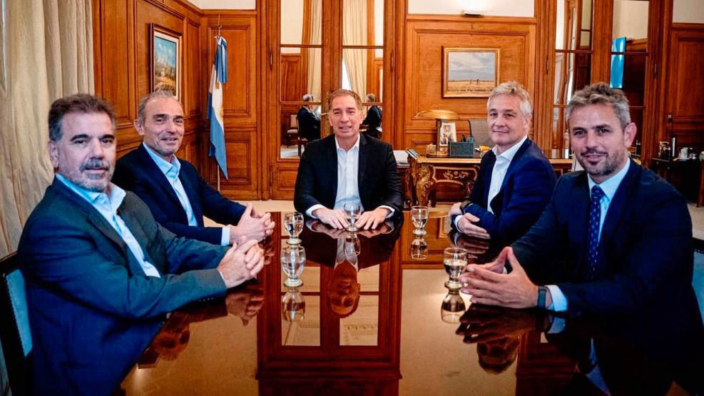 ROSCA INAUGURAL. Santilli se sentó en la cabecera de una mesa de negociación donde participarán, hasta donde los dejen, Fernando De Andreis por Macri, frente a los primos Menem y Cristian Ritondo. 