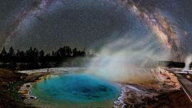 La NASA destaca en su imagen astronómica del día a la Vía Láctea deslumbrando sobre el Parque Yellowstone