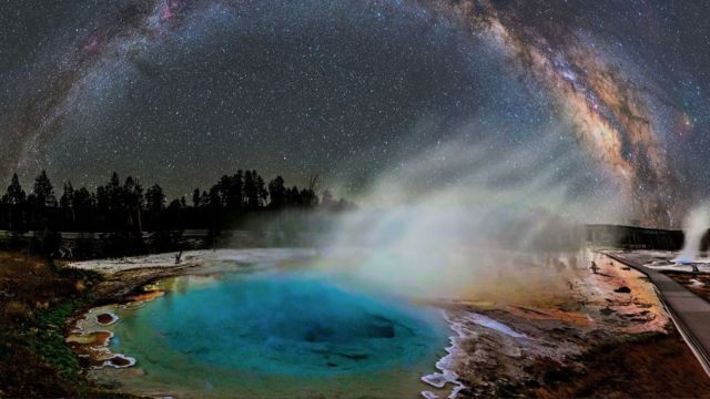 Vía Láctea deslumbrando sobre el Parque Yellowstone