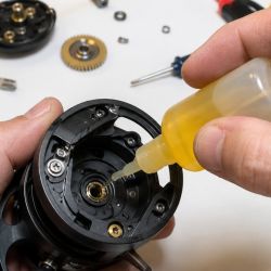 La mayoría de las piezas metálicas pueden resentirse por el efecto corrosivo del agua salada. Si el mantenimiento se posterga durante mucho tiempo, pueden aparecer signos de oxidación y corrosión, mientras que algunos tornillos y componentes llegan a quedar prácticamente adheridos entre sí.