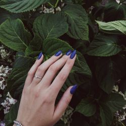 Uñas azul cobalto