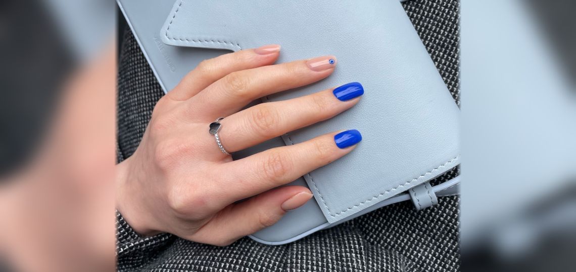 Uñas azul cobalto: la manicura que empieza a verse en todas partes
