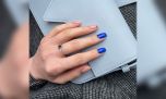 Uñas azul cobalto: la manicura que empieza a verse en todas partes