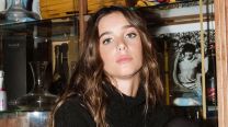 Así es el living de Lucía Celasco, la nieta de Susana Giménez: Estética glam, toques vintage y combinación de colores neutros con mostaza