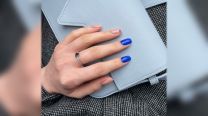 Uñas azul cobalto: la manicura que empieza a verse en todas partes