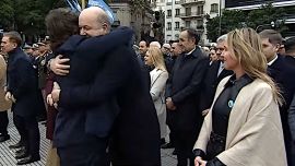 Tras nueve días de ausencia, Milei reapareció en público con un sugestivo abrazo a Sturzenegger y un duro mensaje