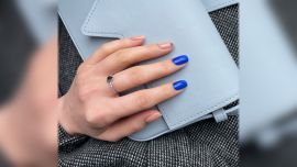 Uñas azul cobalto: la manicura que empieza a verse en todas partes