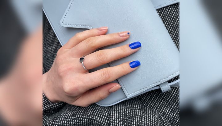 Uñas azul cobalto: la manicura que empieza a verse en todas partes