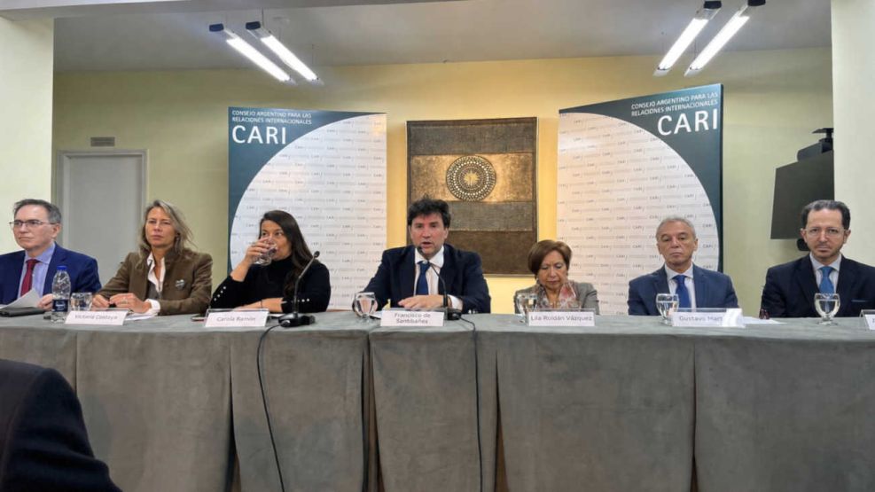 Francisco de Santibañes fue reelegido presidente del CARI 17082026