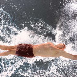 El nadador francés Leon Marchand compite en una eliminatoria de los 400 metros estilo libre masculino durante el Campeonato Europeo de Natación LEN en el Centro Acuático Olímpico de Saint-Denis, en las afueras de París. | Foto:Sébastien Bozon / AFP