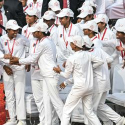 El primer ministro de la India, Narendra Modi, se reúne con miembros del Cuerpo Nacional de Cadetes (NCC) tras dirigirse a la nación en el Fuerte Rojo durante las celebraciones del Día de la Independencia del país en Nueva Delhi. | Foto:Sajjad Hussain / AFP