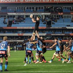 El segunda línea neozelandés Fabian Holland es elevado en el aire para atrapar la pelota durante el partido de la gira de rugby entre Nueva Zelanda y los Bulls en el estadio Loftus Versfeld de Pretoria. | Foto:Phill Magakoe / AFP