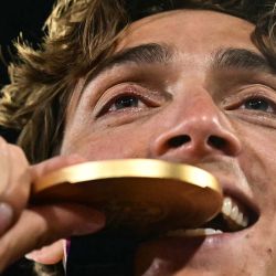 El sueco Armand Duplantis, medallista de oro, celebra tras competir en la final de salto con pértiga masculino durante el Campeonato Europeo de Atletismo en el Estadio Alexander de Birmingham, Inglaterra. | Foto:Ben Stansall / AFP