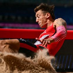 El suizo Simon Ehammer compite en la prueba clasificatoria de salto de longitud masculino durante el Campeonato Europeo de Atletismo en el Estadio Alexander de Birmingham, Inglaterra. | Foto:Ben Stansall / AFP