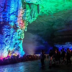 Imagen de turistas visitando una cueva, en Guilin, en la región autónoma zhuang de Guangxi, en el sur de China. En los últimos años, Guangxi ha aprovechado el potencial turístico de sus cuevas, desarrollándolas en atracciones populares y garantizando la seguridad de los visitantes. | Foto:Xinhua/Zhang Ailin