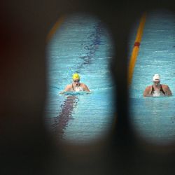 La australiana Ella Ramsay (izquierda) y la sudafricana Aimee Canny compiten en las eliminatorias de los 200 metros braza femeninos en el Centro Internacional de Natación Tollcross en Glasgow, en el sexto día de los Juegos de la Commonwealth en Glasgow, Escocia. | Foto:OLI SCARFF / AFP