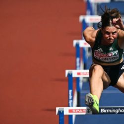 La irlandesa Kate O'Connor bate su mejor marca personal al competir en la segunda serie de los 100 metros vallas del heptatlón femenino durante el Campeonato Europeo de Atletismo en el Estadio Alexander de Birmingham, Inglaterra. | Foto:Paul ELLIS / AFP