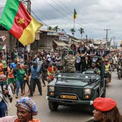 Las jugadoras de la selección nacional femenina de fútbol de Camerún, las Leonas Indomables, saludan a la multitud durante su vuelta de honor por la ciudad de Yaundé. Camerún se coronó campeona de la Copa Africana de Naciones Femenina (WAFCON) tras derrotar a Malawi por 3-0 en la final disputada en Marruecos. | Foto:DANIEL BELOUMOU OLOMO / AFP