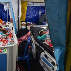 Las víctimas del terremoto reciben atención médica en una carpa provisional debido al temor a réplicas, frente al hospital de Ruteng, en Manggarai, Nusa Tenggara Oriental. Los rescatistas buscaron supervivientes entre los escombros tras el potente terremoto que sacudió la costa de la isla de Flores, en Indonesia, y que dejó al menos 47 muertos, según informaron las autoridades de gestión de desastres. | Foto:JUNI KRISWANTO / AFP