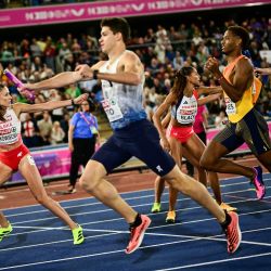 Los atletas se pasan el testigo mientras compiten en la final del relevo mixto 4x400 metros durante el Campeonato Europeo de Atletismo en el Estadio Alexander de Birmingham, Inglaterra. | Foto:Ben Stansall / AFP